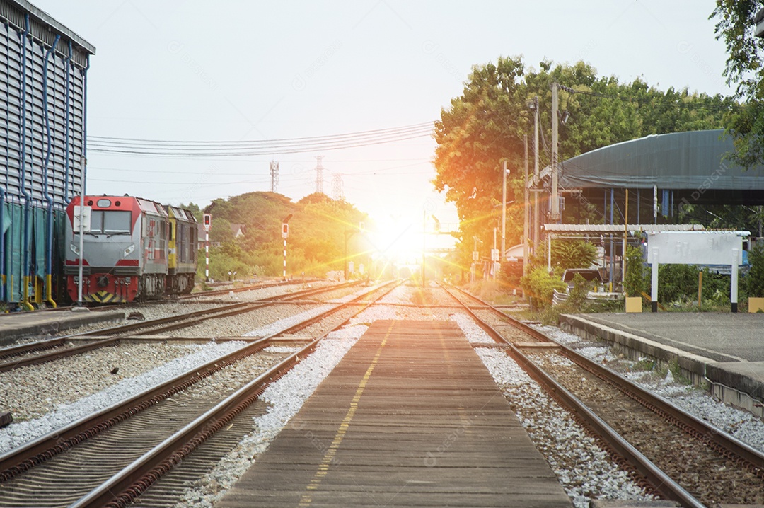 Primeira luz solar na estação de trem