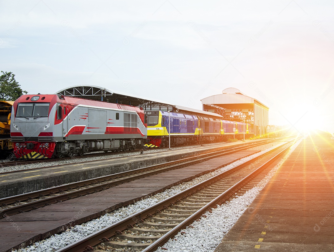 Um trem de trens a diesel entrando na plataforma