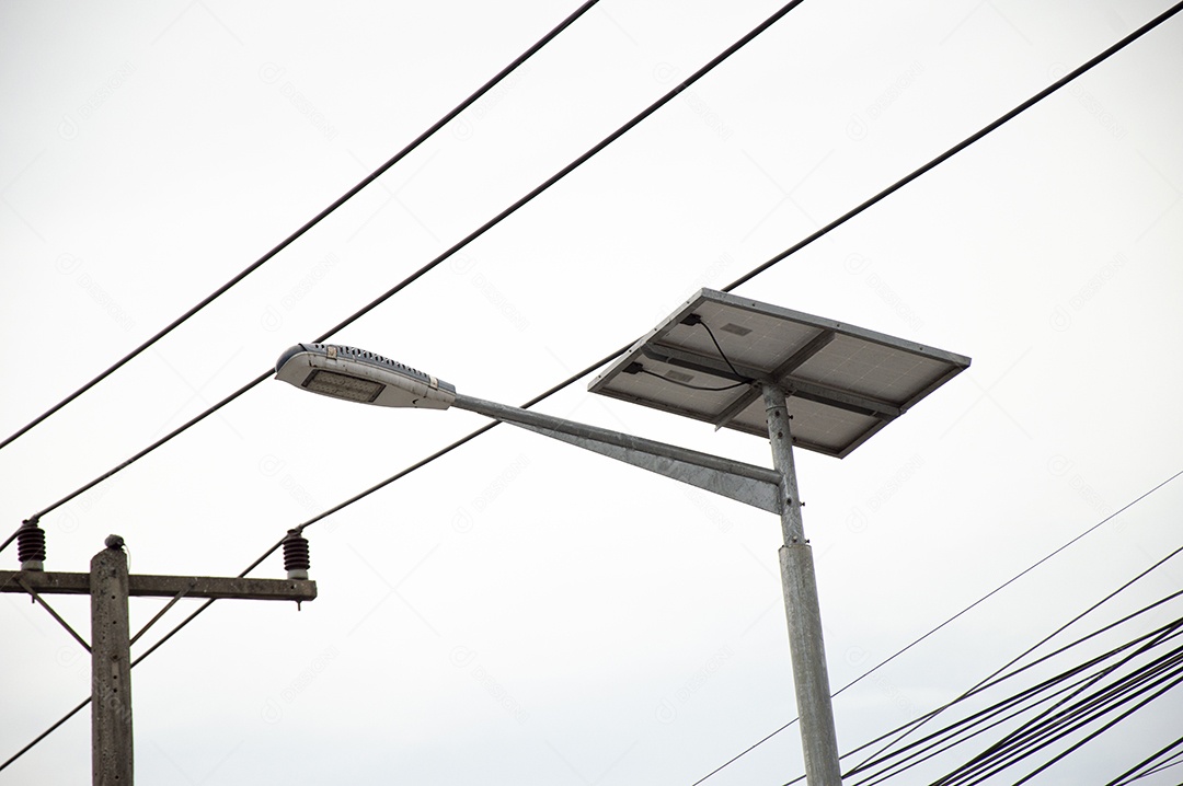 Poste de iluminação pública com painel fotovoltaico e lâmpadas LED