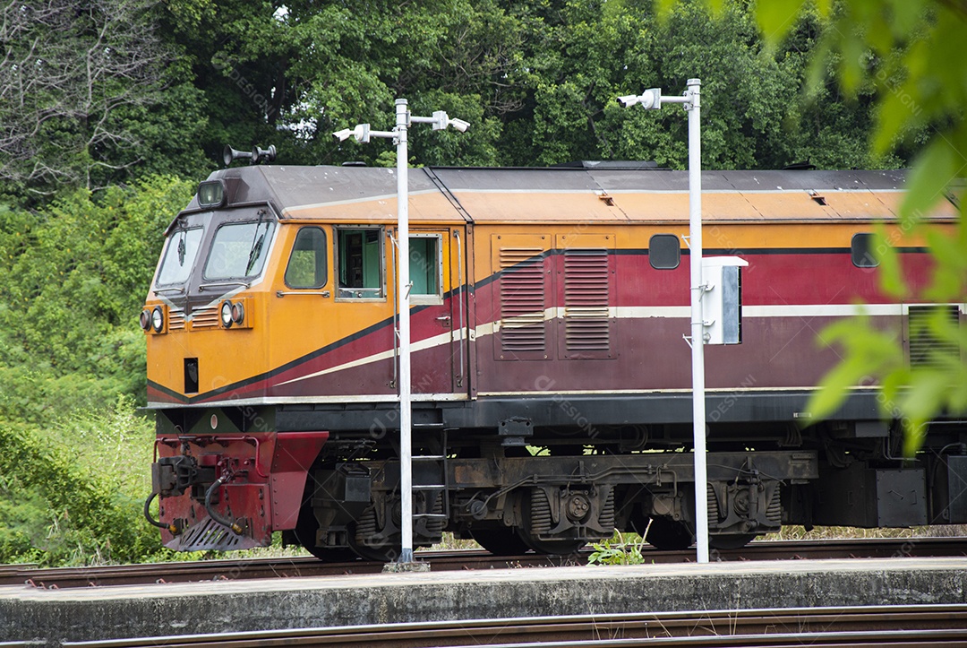 Um trem de trens a diesel entrando na plataforma