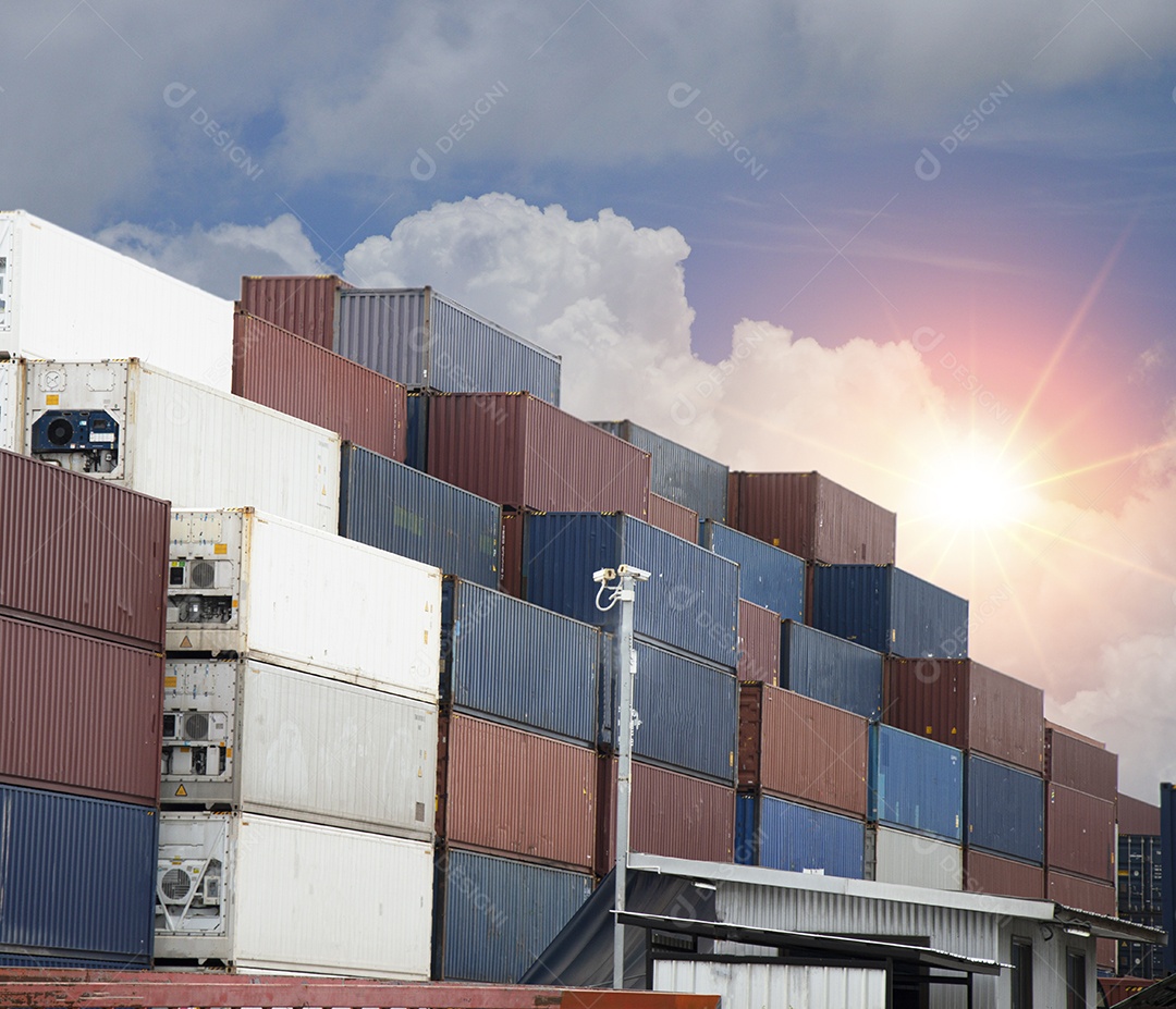 Um grande número de contêineres está esperando para ser transportado