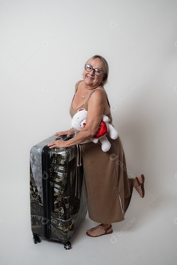 Mulher sorridente com mala de viagem