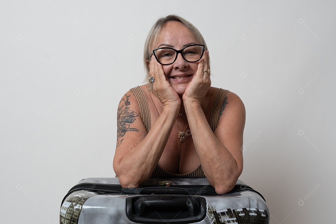 Mulher sorridente com mala de viagem