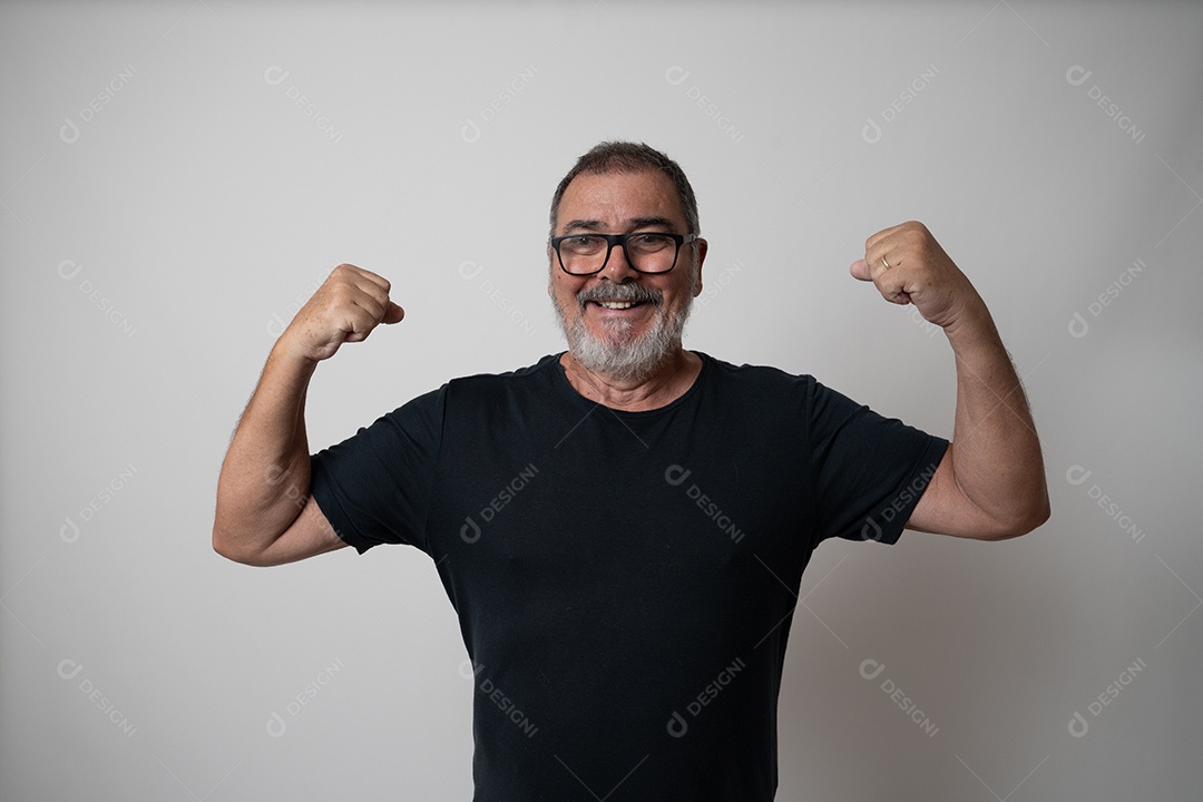 Adulto maduro confiante gesticulando, retrato da cintura para cima nas costas cinza