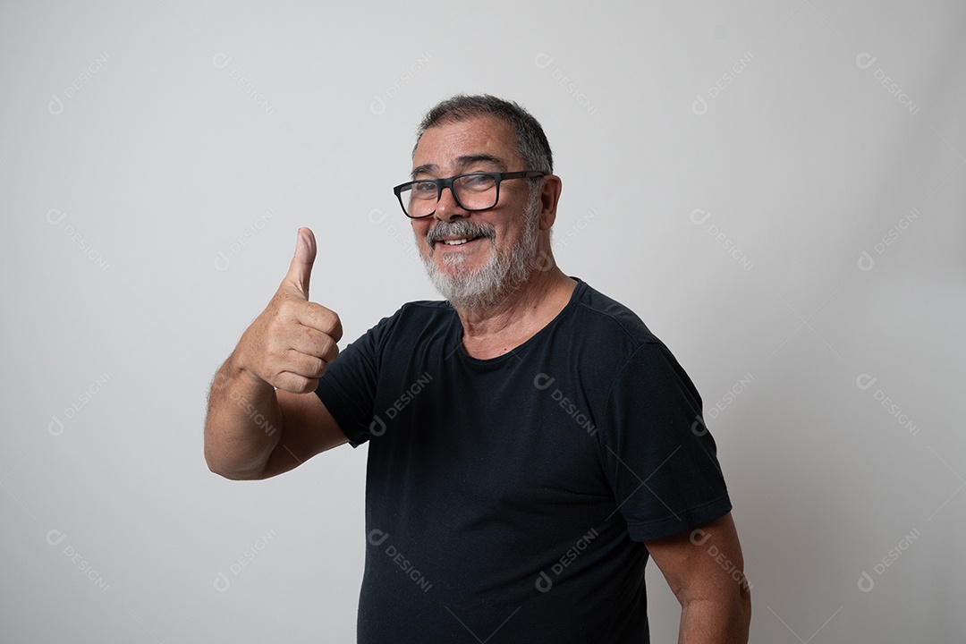 Adulto maduro confiante gesticulando, retrato da cintura para cima nas costas cinza