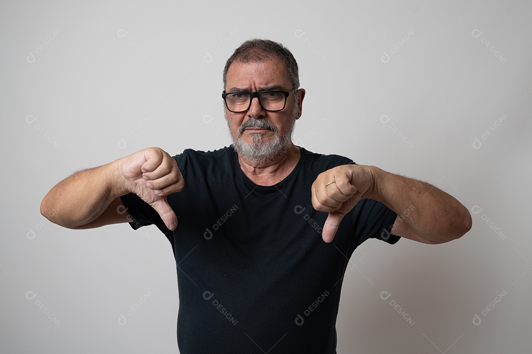 Adulto maduro confiante gesticulando, retrato da cintura para cima nas costas cinza