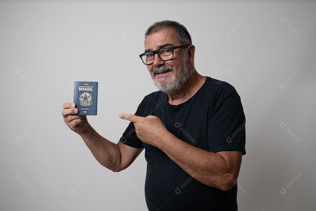 Sênior sorridente com cabelos grisalhos, barba, óculos, roupas casuais contra fundo cinza.