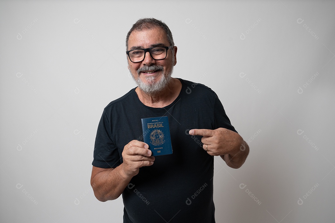 Homem sênior sorridente com barba grisalha e óculos olhando para a câmera