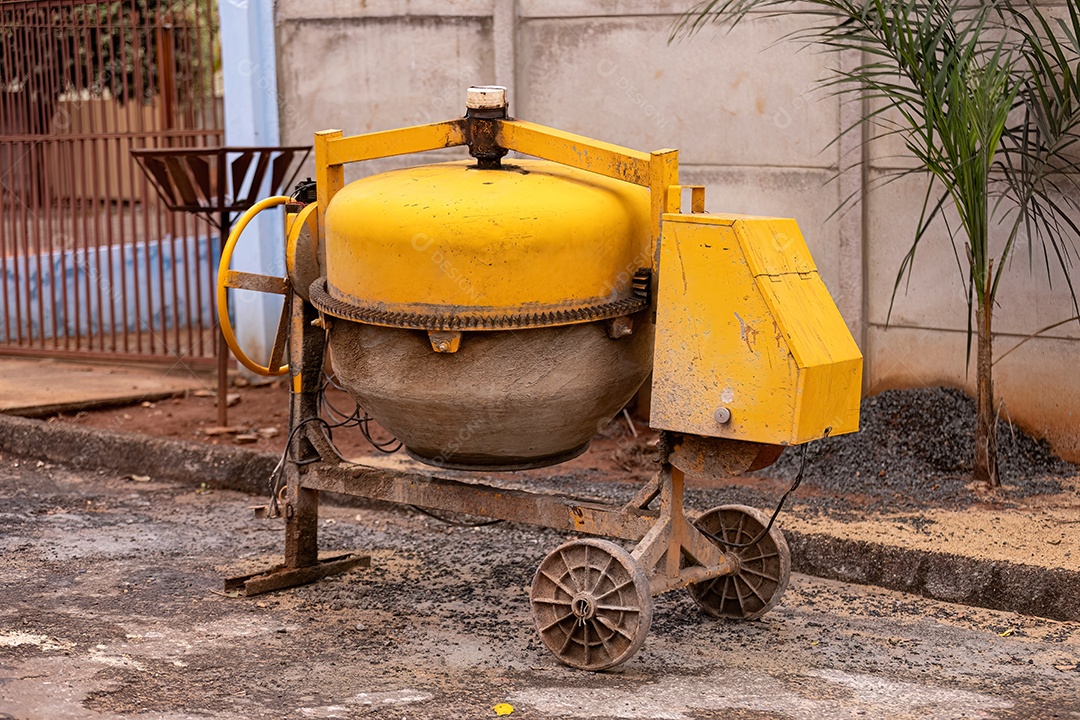 Ferramenta de construção de betoneira em uma rua