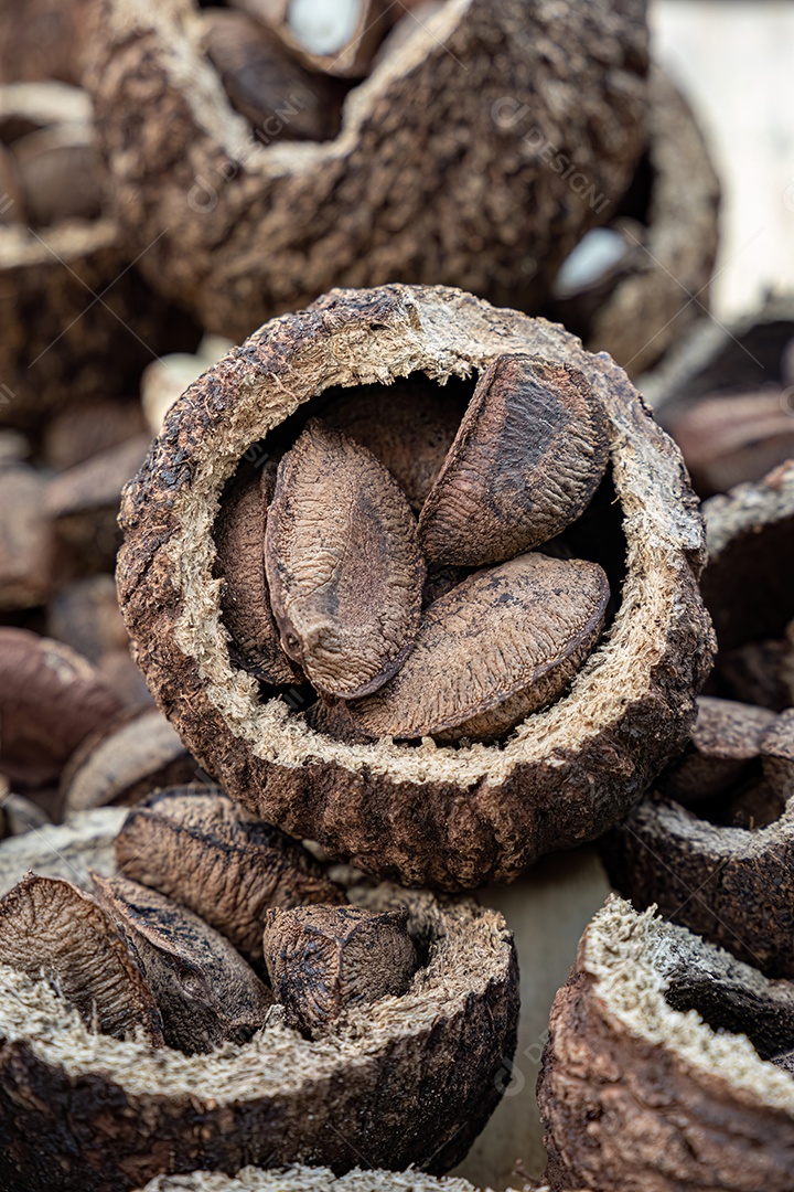 Composição de castanhas do Brasil em um tabuleiro