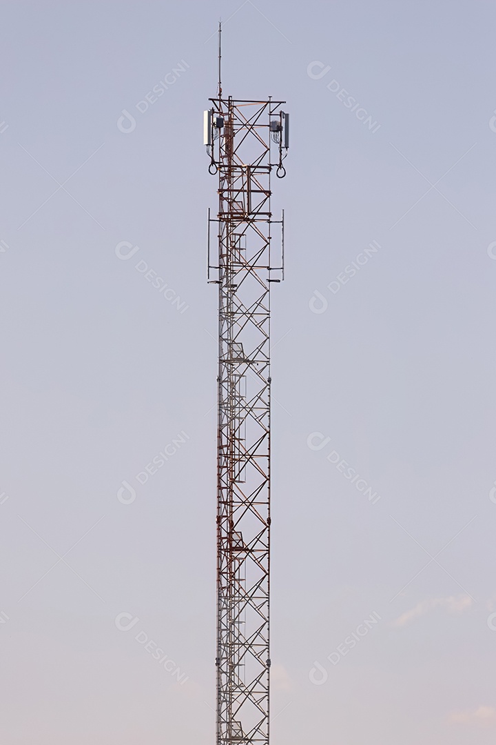 Grande torre metálica de telecomunicações com céu cinza ao fundo