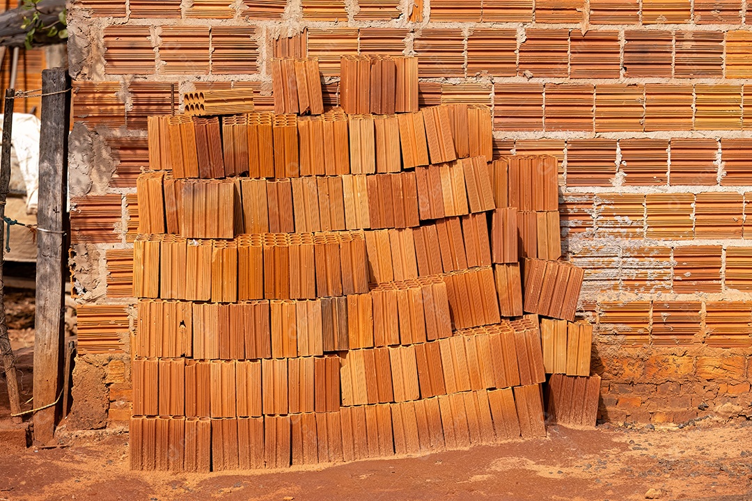 Pilha de tijolos cerâmicos para construção civil