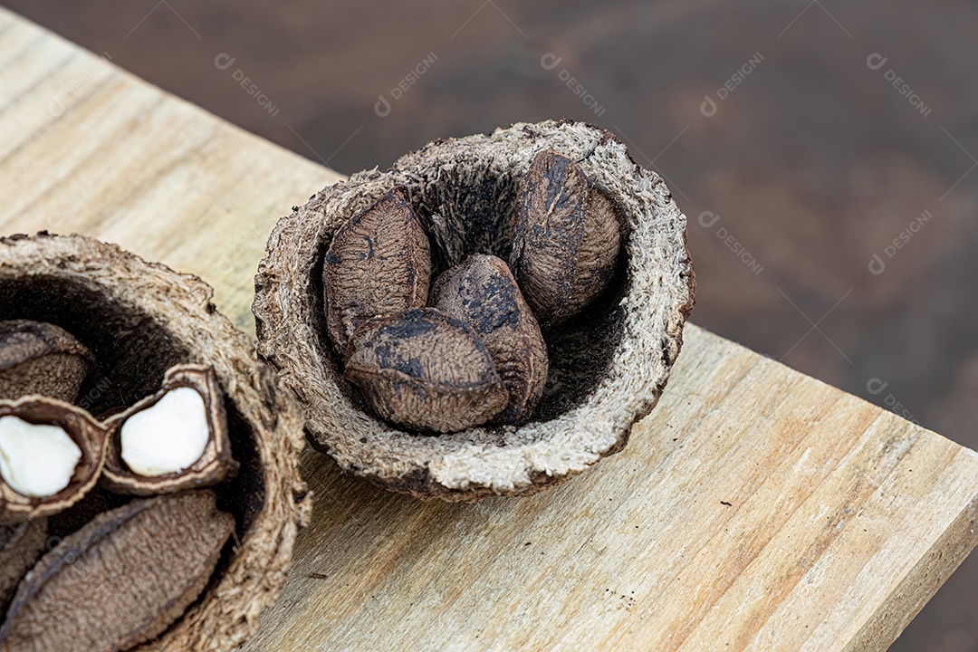 Composição de castanhas do Brasil em um tabuleiro