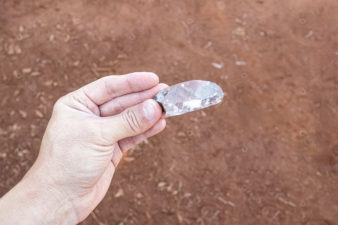 Mão branca limpa segurando um grande pedaço de diamante