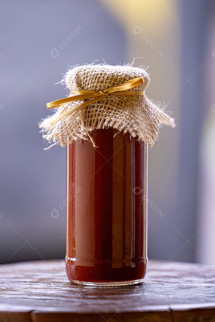 Copo de comida com geleia de goiaba