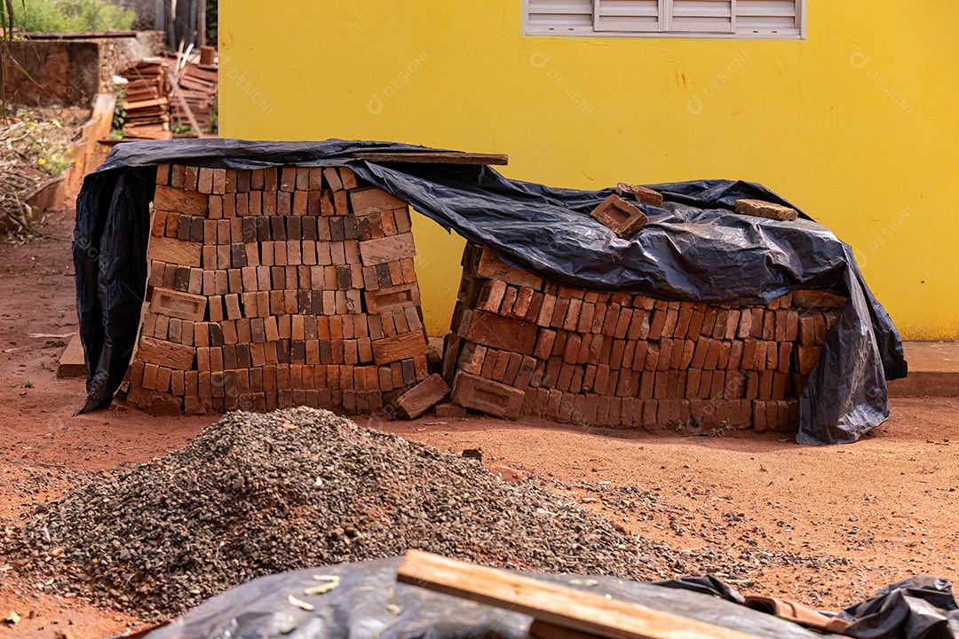 Pilha de tijolos cerâmicos para construção civil