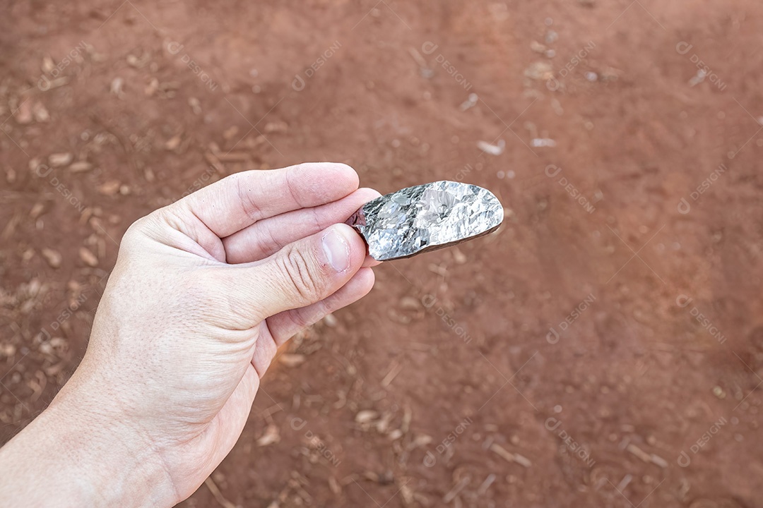 Mão branca limpa segurando um grande pedaço de diamante