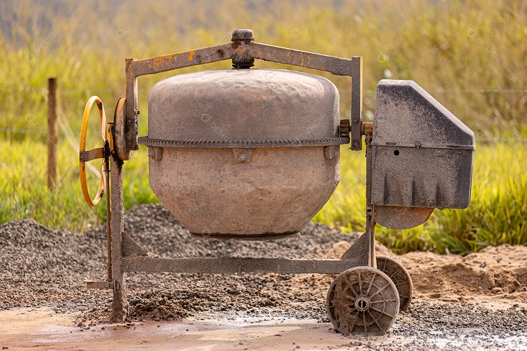 Ferramenta de construção de betoneira em uma rua