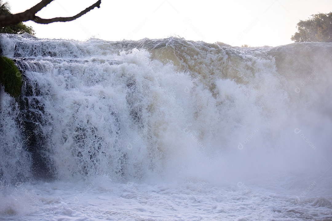 Água caindo de uma cachoeira no final da tarde