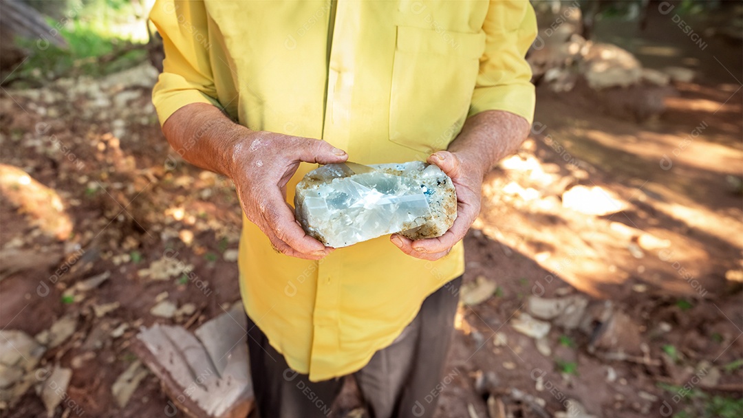 Homem segurando um grande cristal de quartzo