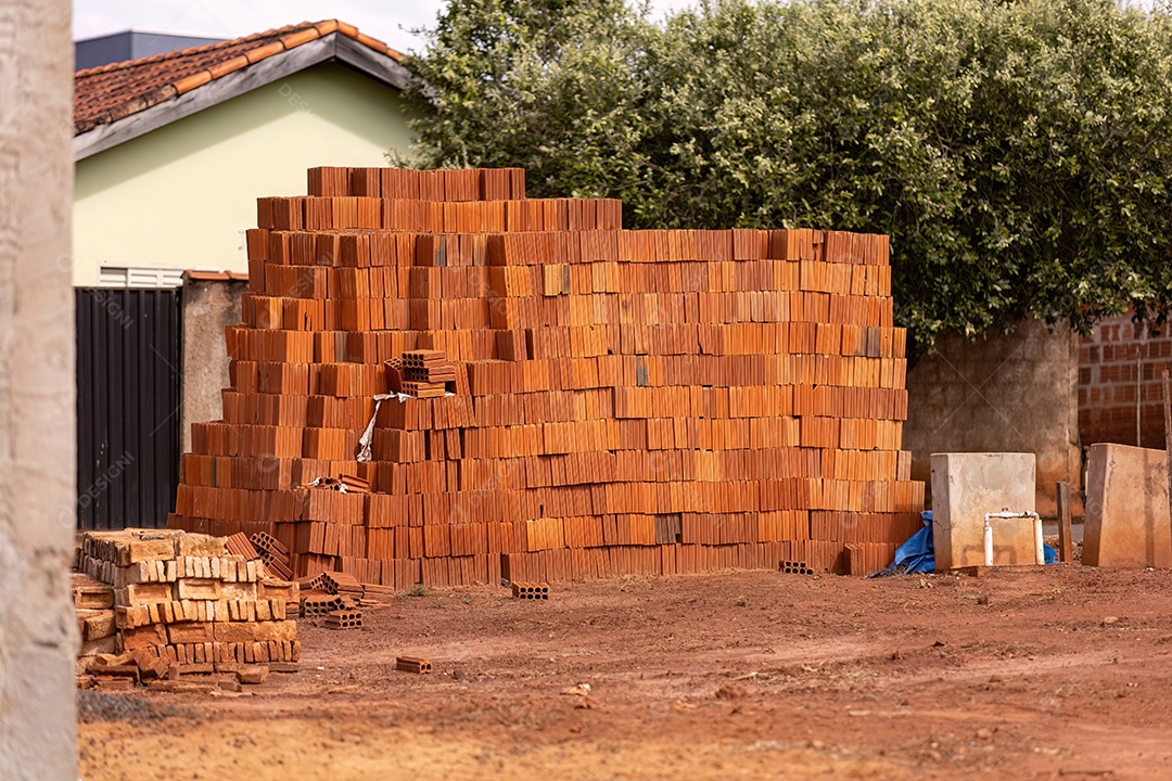 Pilha de tijolos cerâmicos para construção civil