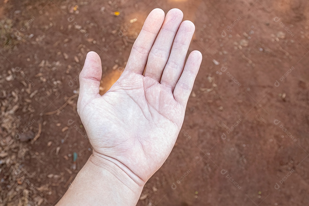 Fundo de solo aberto com mão branca limpa