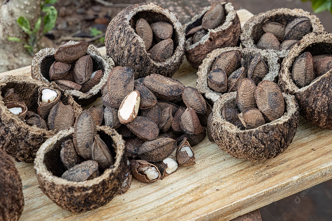 Castanhas do Brasil em um tabuleiro