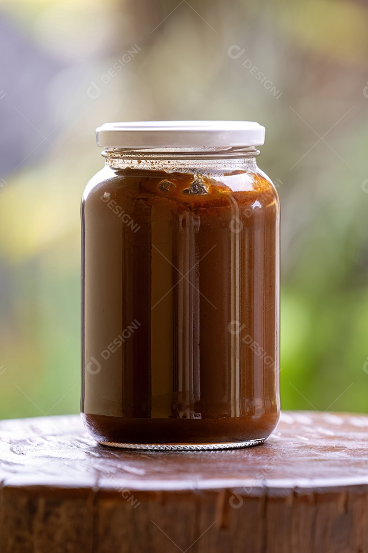 Copo de comida com doce de leite e chocolate