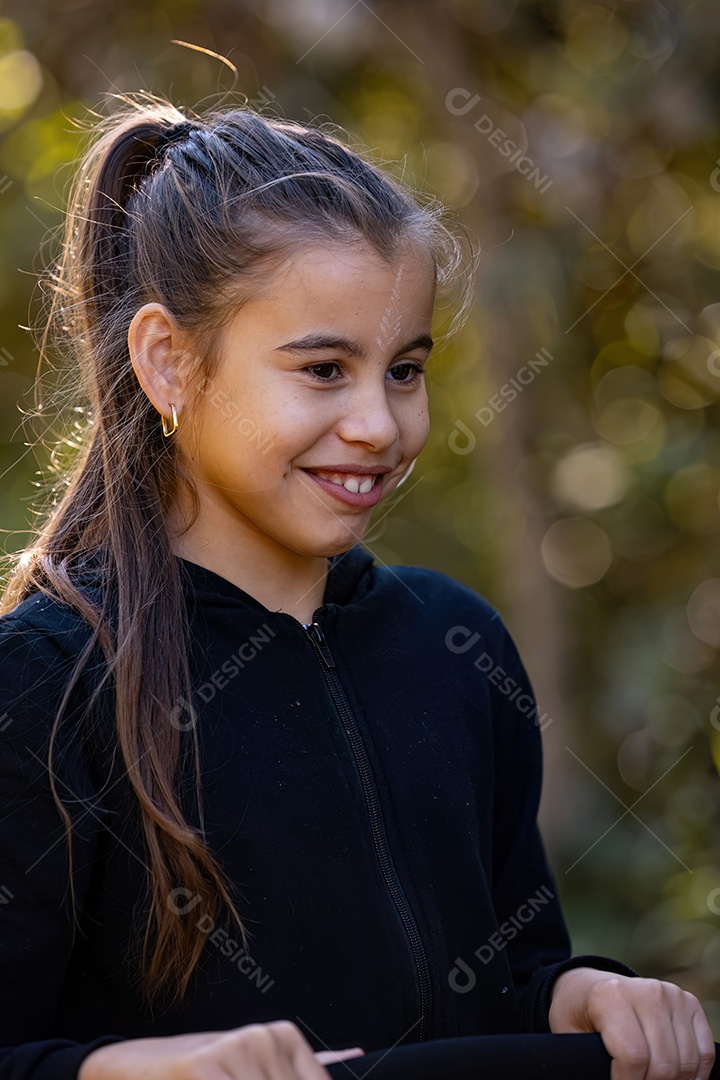 Rosto de uma menina feliz sorrindo na natureza