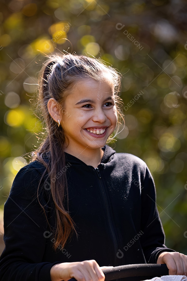 Rosto de uma menina feliz sorrindo na natureza