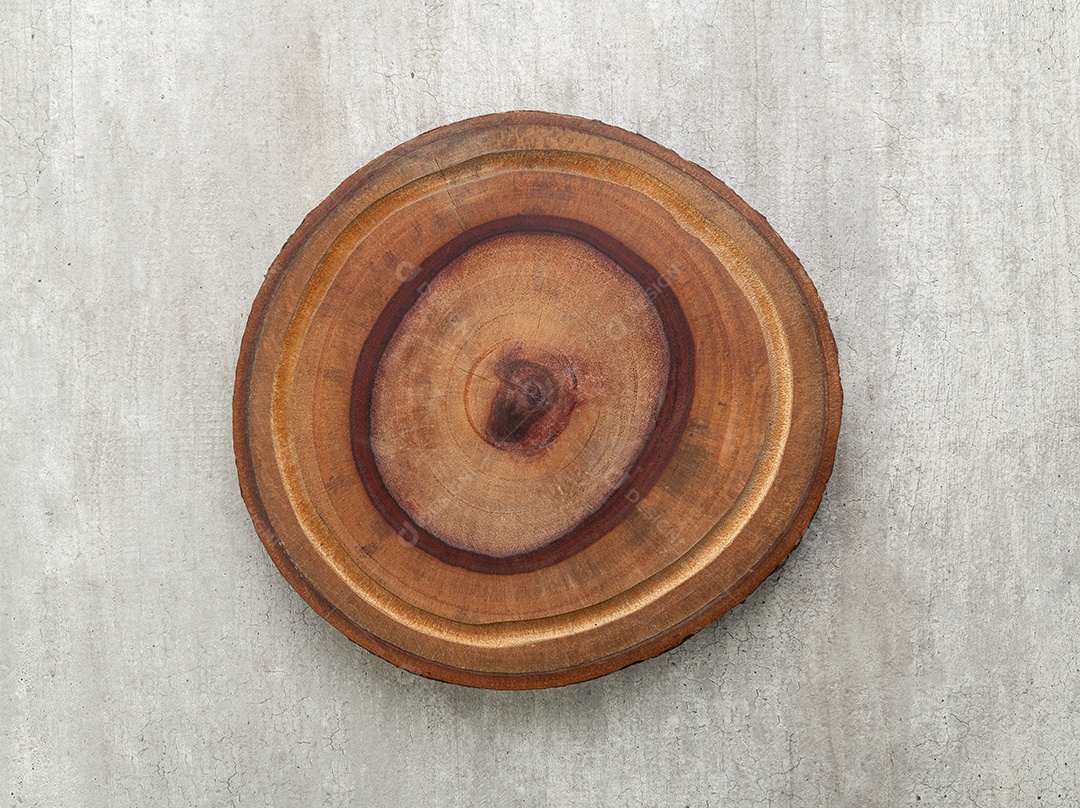 Tábua de madeira rústica vazia sobre a mesa de madeira.