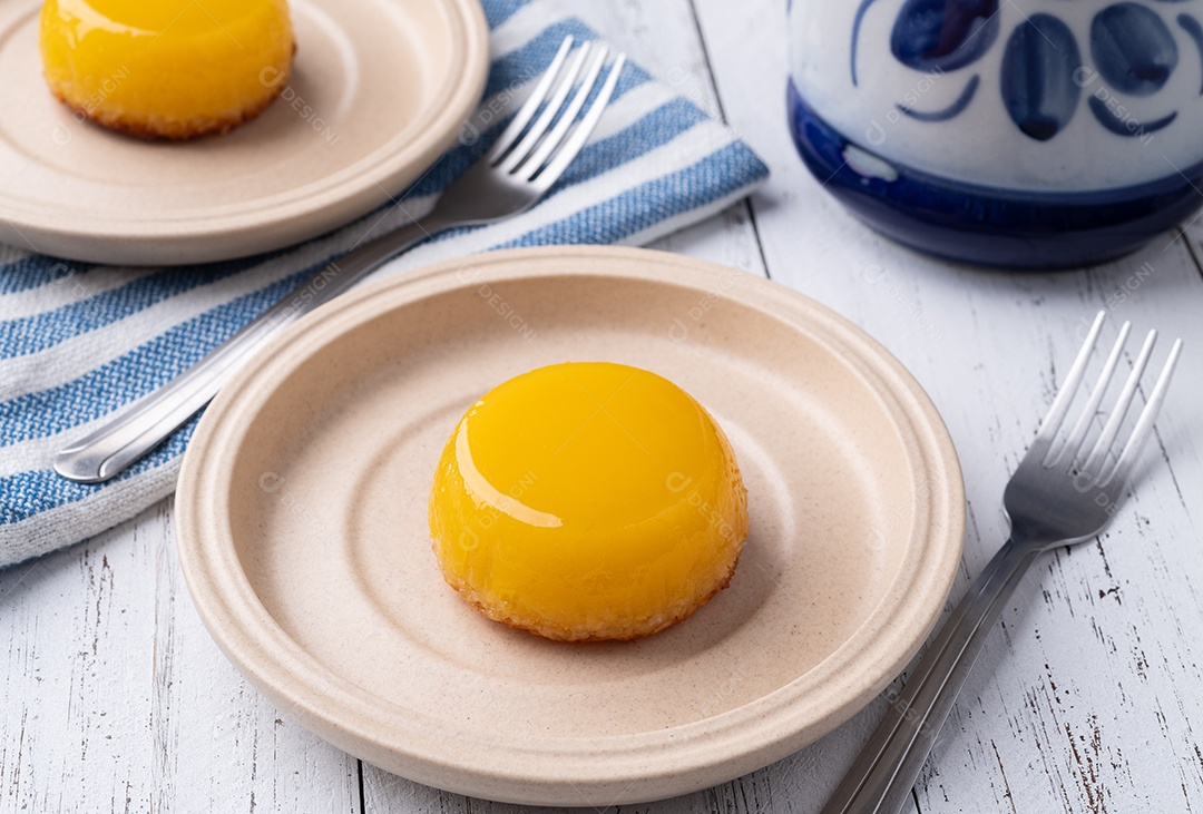 Quindim, sobremesa tradicional brasileira de ovo e coco.