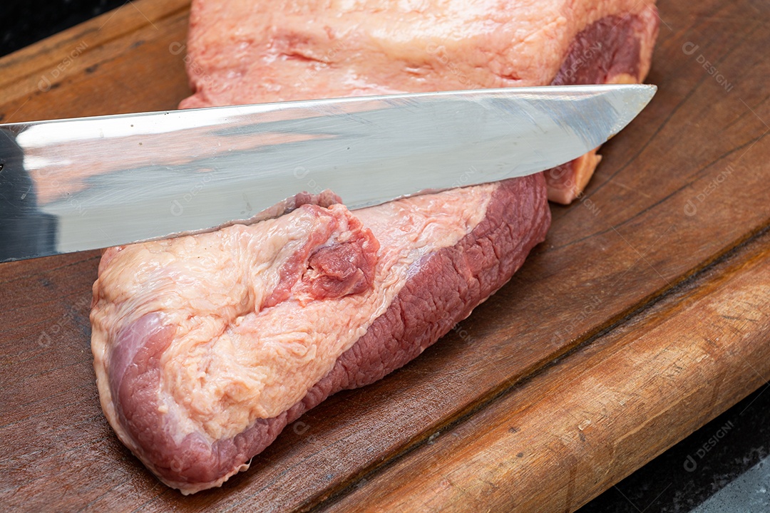 ponta de peito ou peito, cru para churrasco sobre mesa de madeira