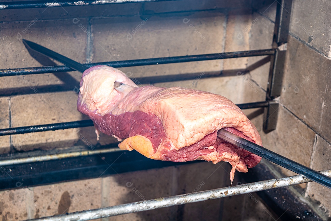 ponta de peito ou peito, cru para churrasco sobre mesa de madeira