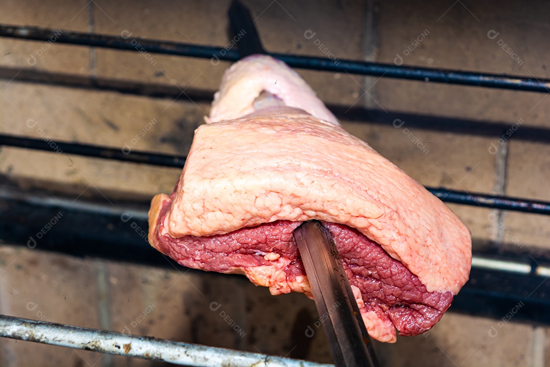 Ponta de peito ou peito no espeto preparando estilo brasileiro