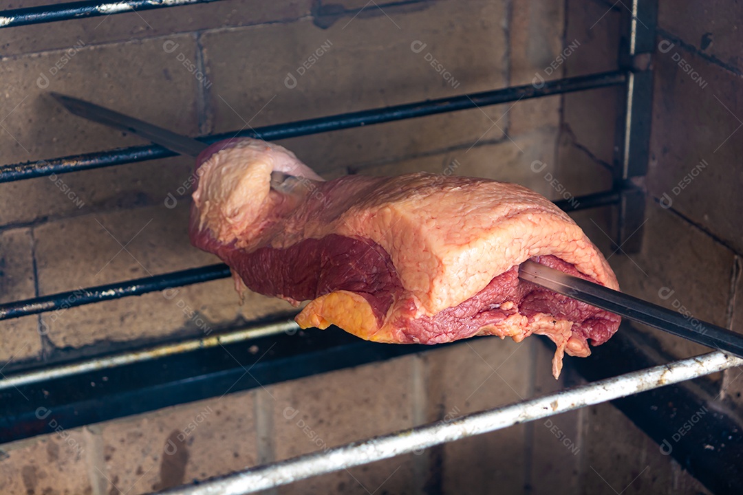 Ponta de peito ou peito no espeto preparando estilo brasileiro