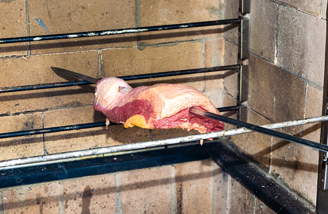 Ponta de peito ou peito no espeto preparando estilo brasileiro