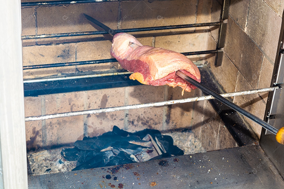 Ponta de peito ou peito no espeto preparando estilo brasileiro
