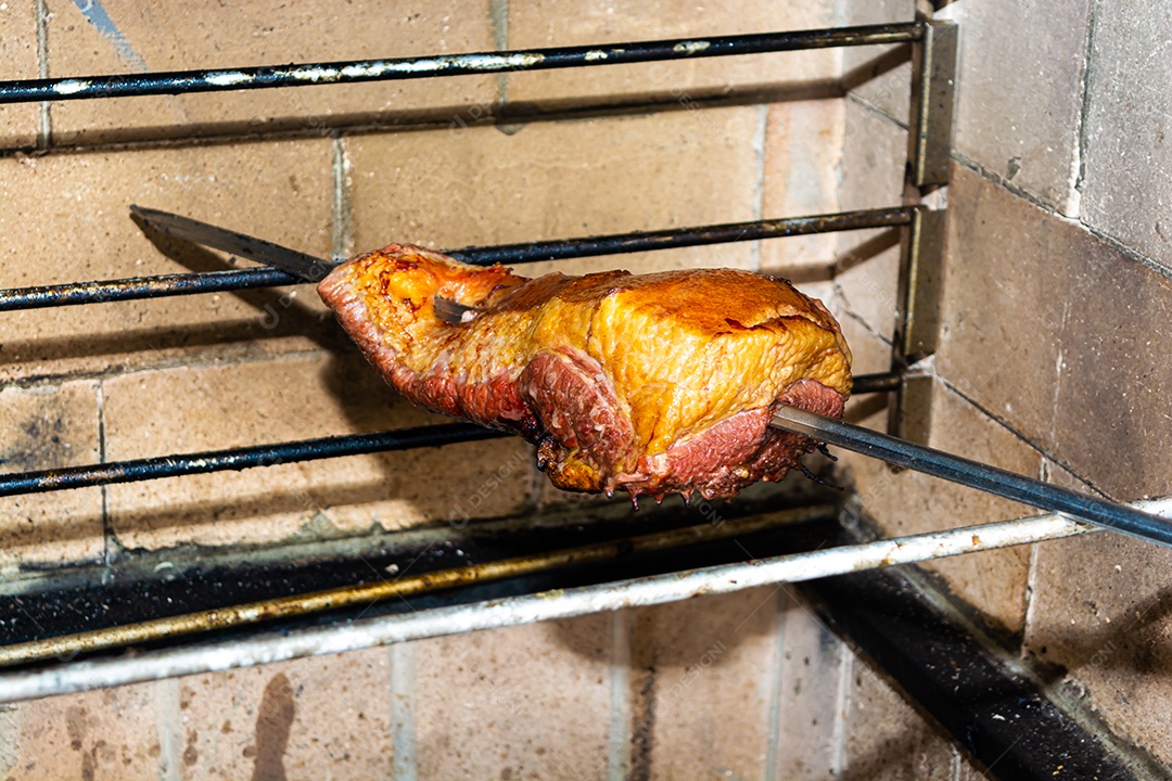Ponta de peito ou peito no espeto preparando estilo brasileiro