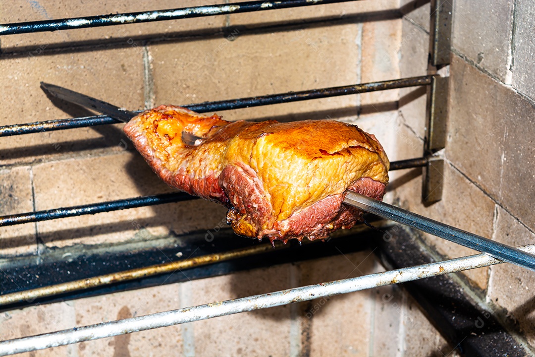 Ponta de peito ou peito no espeto preparando estilo brasileiro