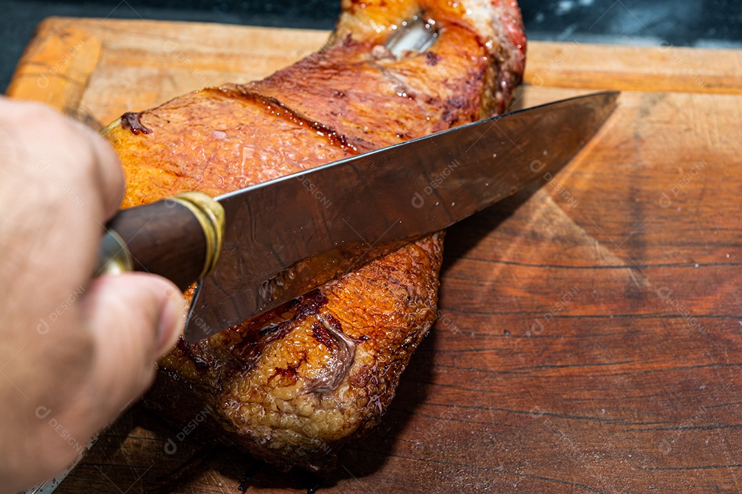 Ponta de peito ou peito no espeto preparando estilo brasileiro