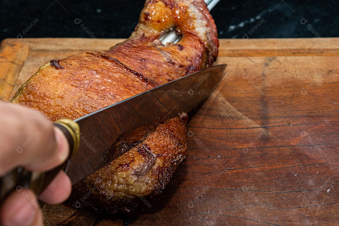 Fatiar ponta de peito ou peito, estilo tradicional brasileiro feito no espeto