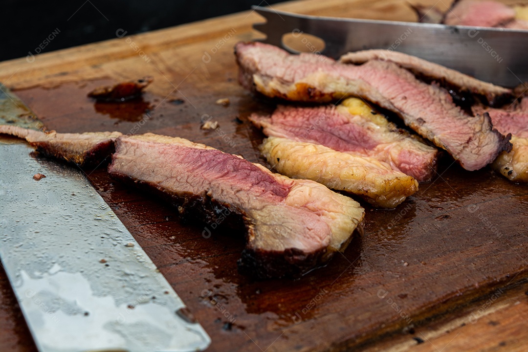 Fatiar ponta de peito ou peito, estilo tradicional brasileiro feito no espeto