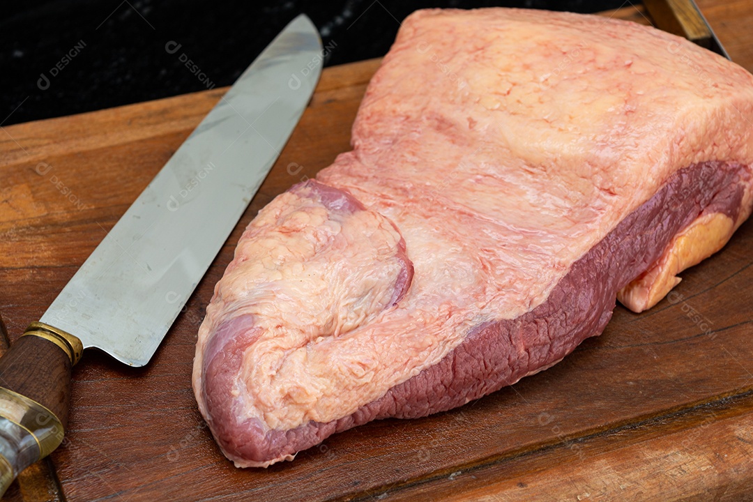 Ponta de peito ou peito, cru para churrasco sobre mesa de madeira