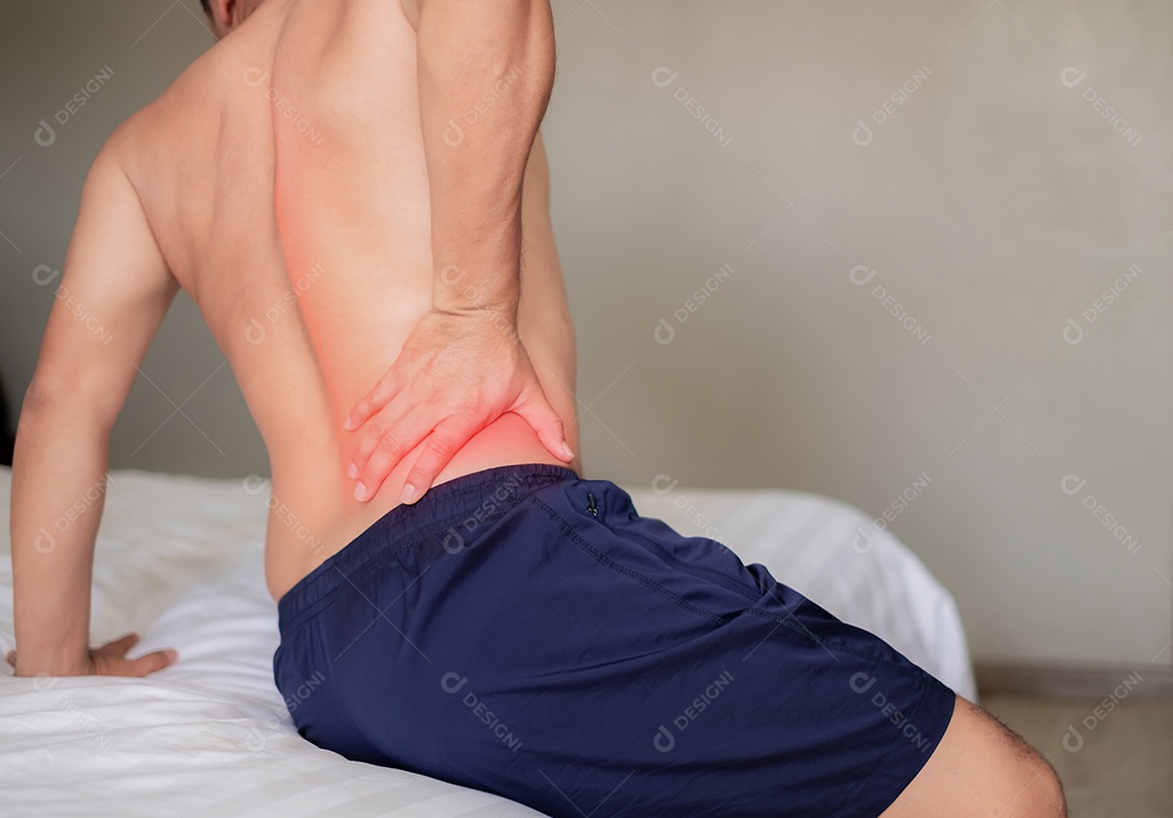 O homem sentou-se na cama branca, segurando a cintura dolorida quando estava prestes a se levantar.