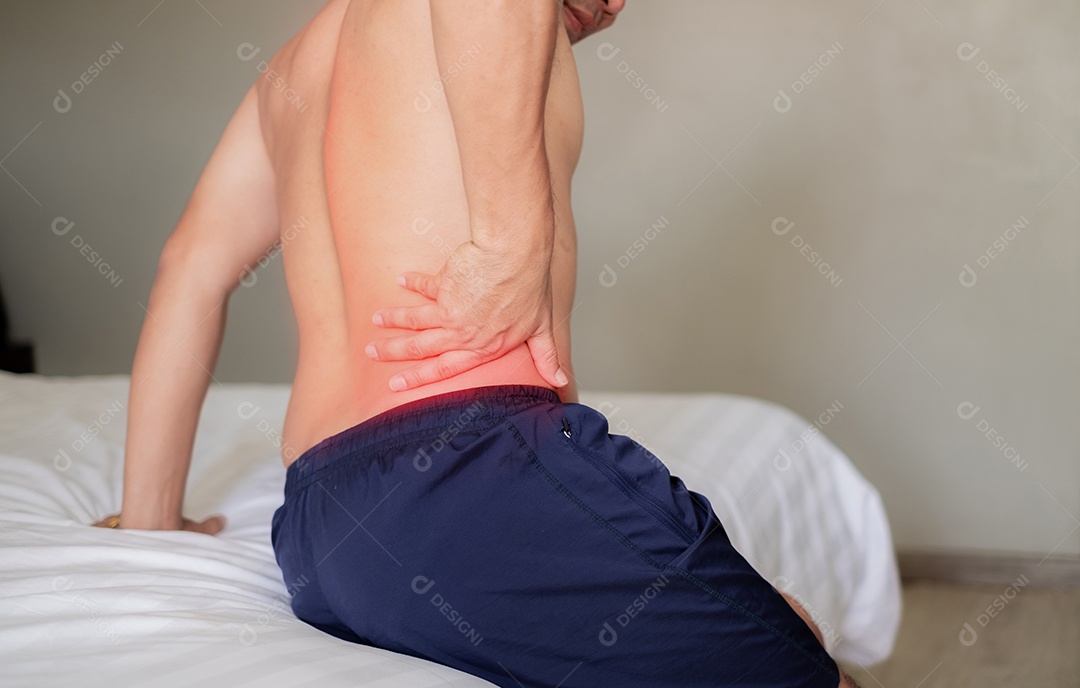 O homem sentou-se na cama branca, segurando a cintura dolorida quando estava prestes a se levantar.