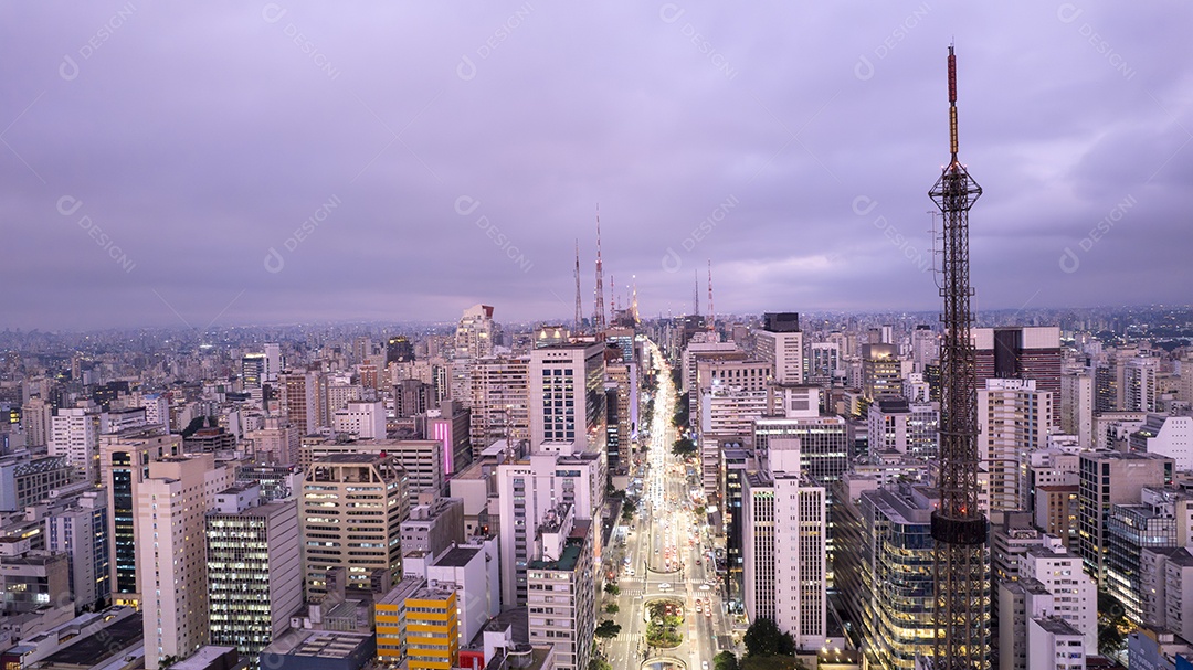 Vista aérea da Av. Paulista em São Paulo, SP. Avenida principal da capital. Foto à noite, com luzes do carro.
