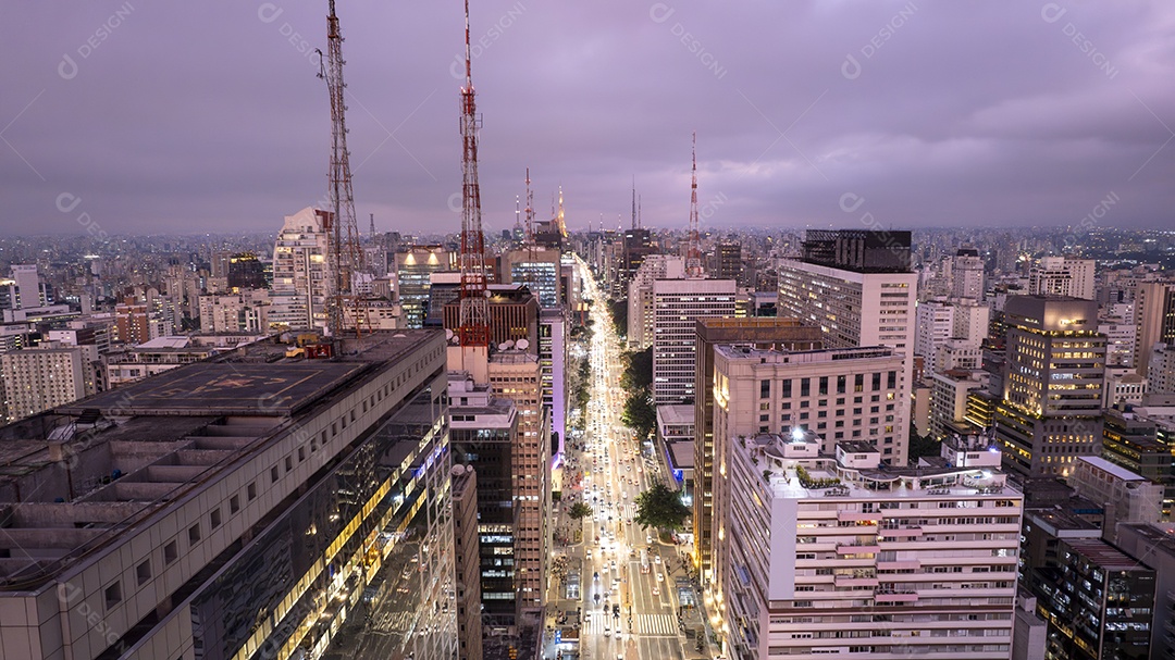 Vista aérea da Av. Paulista em São Paulo, SP. Avenida principal da capital. Foto à noite, com luzes do carro.