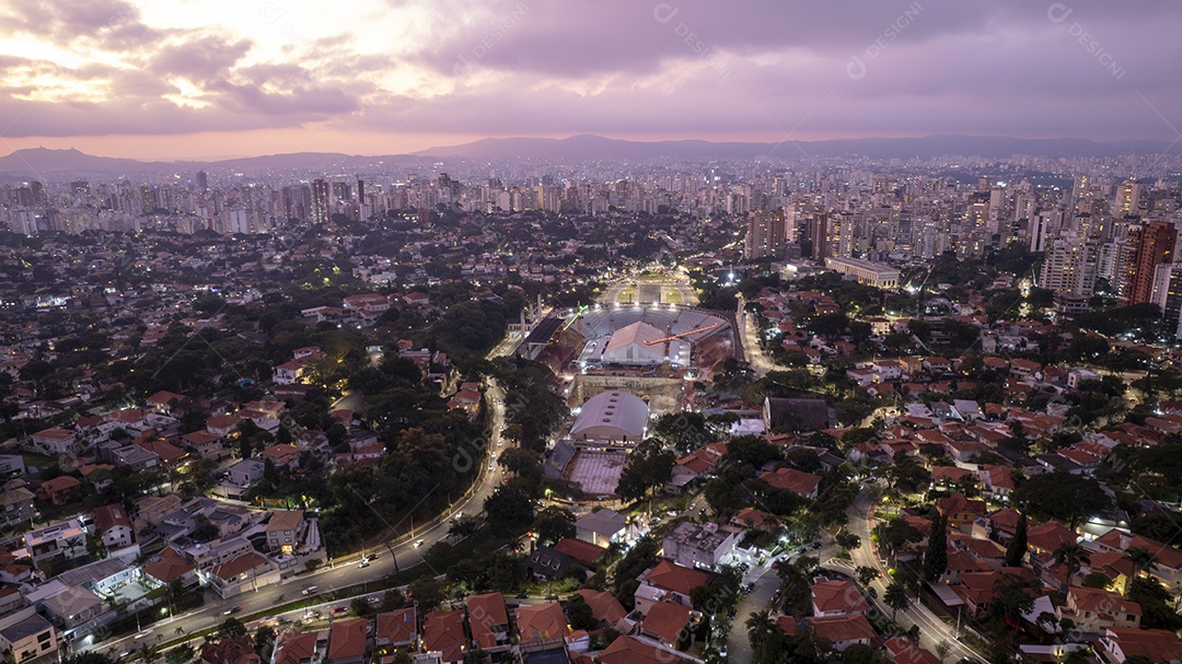 Vista aérea da Av. Paulista em São Paulo, SP. Avenida principal da capital. Foto à noite, com luzes do carro.