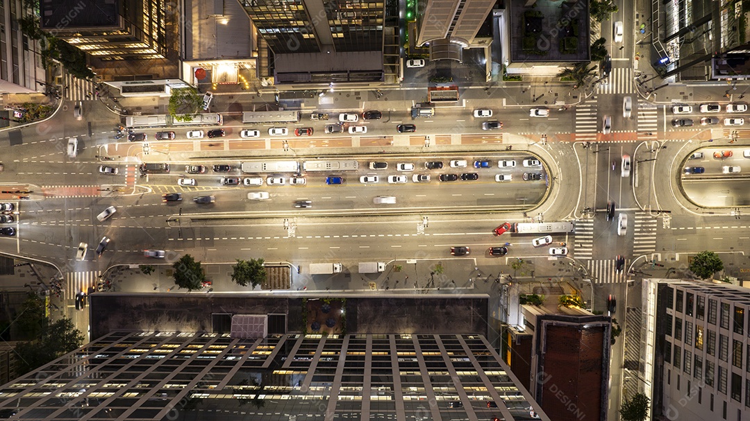 Vista aérea da Av. Paulista em São Paulo, SP. Avenida principal da capital. Foto à noite, com luzes do carro.